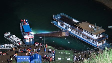(miniature) Des sauveteurs interviennent sur le site où un bateau de passagers a chaviré dans le bourg de Zangke à Liupanshui