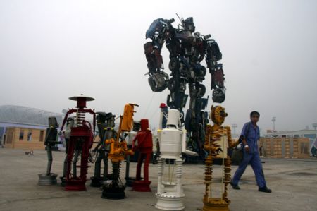 (miniature) Un "Transformer" géant de 12 mètres fait de voitures recyclées à Pékin
