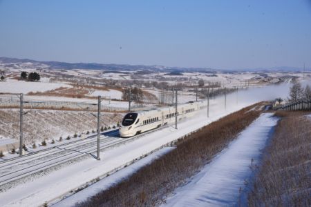 (miniature) Un train lors d'une opération d'essai sur le chemin de fer Mudanjiang-Jiamusi dans la province chinoise du Heilongjiang (nord-est)