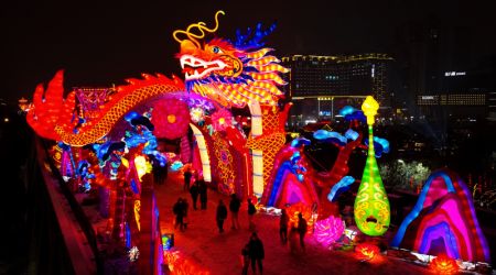 (miniature) Photo prise par un drone des décorations lumineuses sur les fortifications de Xi'an