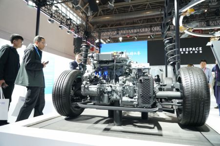 (miniature) La plateforme du moteur hybride Raytheon du constructeur automobile Geely présentée dans la section des véhicules intelligents lors de l'Exposition internationale de la chaîne d'approvisionnement de Chine