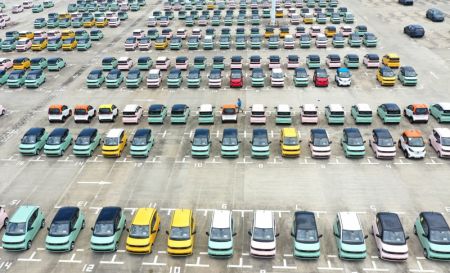 (miniature) Des véhicules à énergie nouvelle dans un parking de logistique à Liuzhou