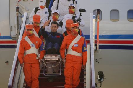 (miniature) L'astronaute Ye Guangfu salue la foule à son arrivée à Beijing