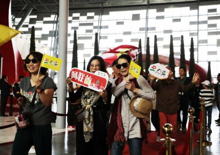 (miniature) Des touristes chinois arrivent au parc d'attractions Ferrari World à Abou Dhabi