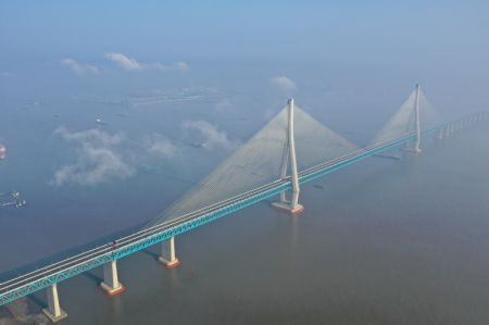 (miniature) Photo aérienne d'un pont reliant Nantong et Zhangjiagang dans la province chinoise du Jiangsu (est)