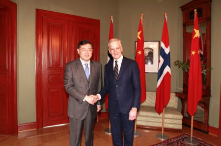 (miniature) Le Premier ministre norvégien Jonas Gahr Store (à droite) serre la main du conseiller d'Etat et ministre chinois des Affaires étrangères Qin Gang