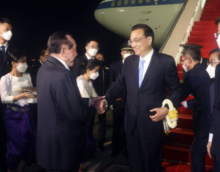 (miniature) Le Premier ministre chinois Li Keqiang arrive à l'aéroport international de Phnom Penh au Cambodge