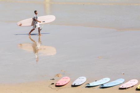 (miniature) Un surfeur sur la plage à Tenghai