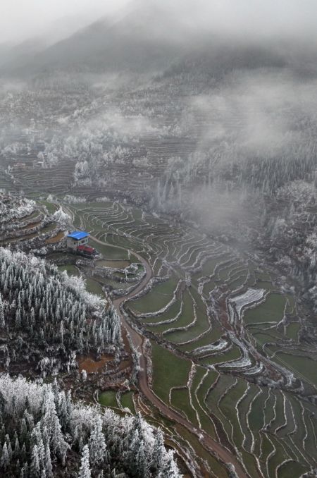 (miniature) Photo aérienne prise par un drone le 28 février 2024 montrant le paysage enneigé dans le village de Dayuan du district de Quanzhou