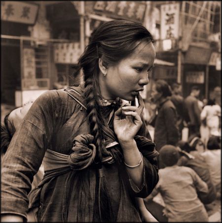 (miniature) Jeune mère portant un enfant sur son dos au marché, sur l'île de Hong Kong (1946, Hedda Morrison)