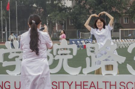 (miniature) Des étudiants prennent des photos après une cérémonie de remise des diplômes au Centre des sciences de la santé de l'Université de Pékin