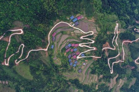 (miniature) Vue aérienne d'une voie express rurale dans le village de Daping du district autonome Miao de Rongshui