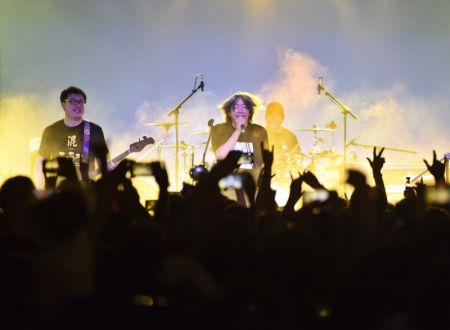 (miniature) Le chanteur Lao Lang (au centre) donne un concert lors d'un événement célébrant le 20e anniversaire du festival Midi