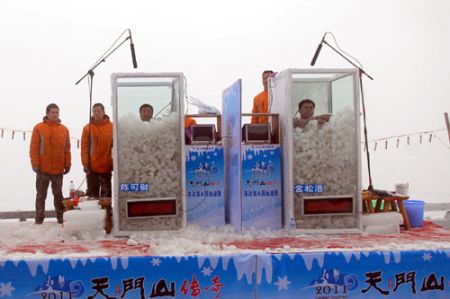 (miniature) Record : Un chinois reste immergé dans la glace pendant 2 heures