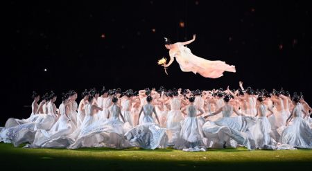 (miniature) Des artistes présentent un spectacle lors de la cérémonie de clôture des 19es Jeux asiatiques à Hangzhou