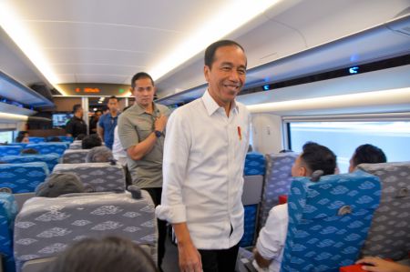 (miniature) Le président indonésien Joko Widodo traverse la voiture d'un train électrique sur la Ligne à grande vitesse (LGV) Jakarta-Bandung