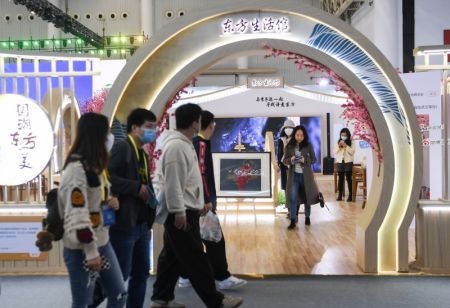 (miniature) Des gens visitent l'Exposition de la culture et du tourisme de la Chine (Wuhan) à Wuhan