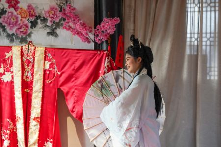 (miniature) Une actrice se produit dans l'ancien bourg de Huizhou