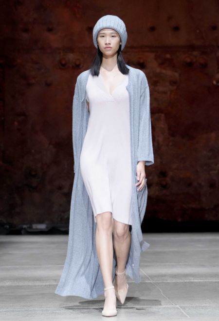 (miniature) Un mannequin présente une création de Fang Ying lors de la semaine de la mode de Beijing