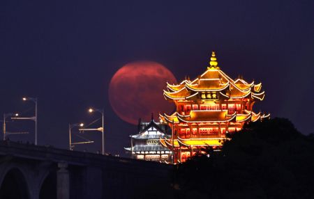 (miniature) Photo aérienne montrant une pleine lune en arrière-plan de Huanghelou