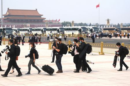 (miniature) Des journalistes entrent dans le Grand Palais du Peuple pour couvrir l'ouverture de la troisième session annuelle du 13e Comité national de la Conférence consultative politique du Peuple chinois (CCPPC) à Beijing