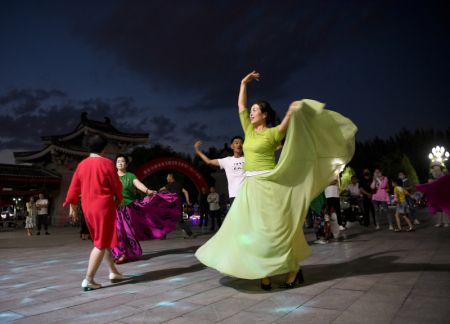 (miniature) Des gens dansent dans le parc de Haibao