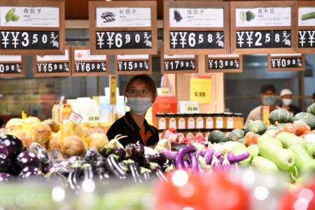 (miniature) Une femme achète des légumes dans un supermarché à Handan