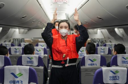 (miniature) Des hôtesses de l'air du C919 de la China Eastern Airlines suivent une formation donnée par la COMAC Shanghai Aircraft Customer Service Co