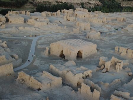 (miniature) Des touristes visitent la vieille cité de Jiaohe à Tourfan