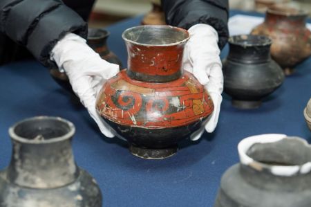 (miniature) Des poteries en terre découvertes sur le site de Sidun à Changzhou sont présentées au Musée de Nanjing