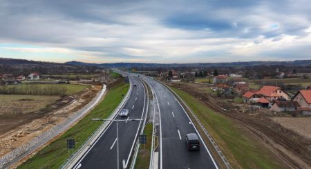 (miniature) Photo aérienne prise le 22 décembre 2023 montrant l'autoroute Lajkovac-Valjevo construite par le groupe chinois Shandong Hi-Speed à Valjevo