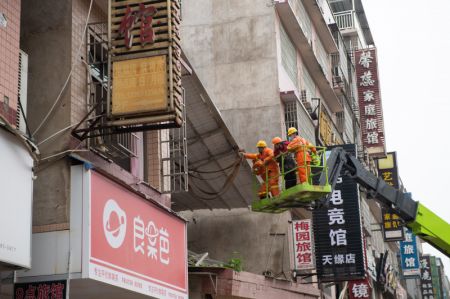 (miniature) Des secouristes sur le site de l'effondrement d'un immeuble à Changsha