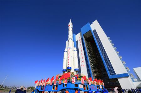(miniature) La combinaison du vaisseau spatial habité Shenzhou-14 et d'une fusée porteuse Longue Marche-2F est transférée sur la zone de lancement du Centre de lancement de satellites de Jiuquan