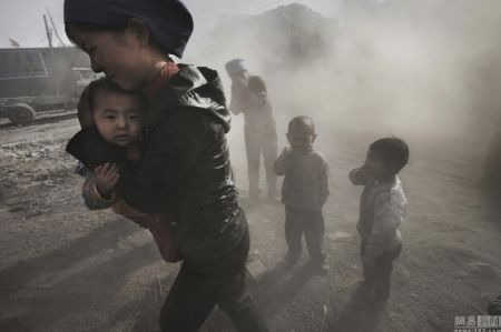 (miniature) famille chinoise suffoquant dans la pollution