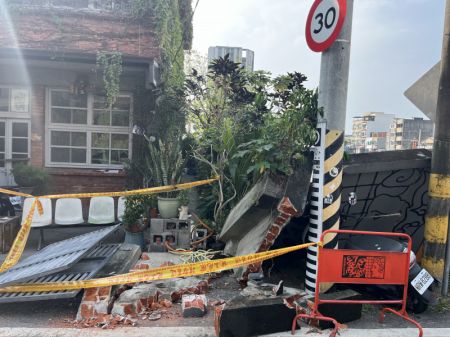 (miniature) Une maison endommagée à Hualien après un séisme de magnitude 7