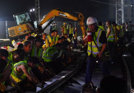 (miniature) Des constructeurs ferroviaires travaillent toute la nuit pour effectuer des améliorations ferroviaires