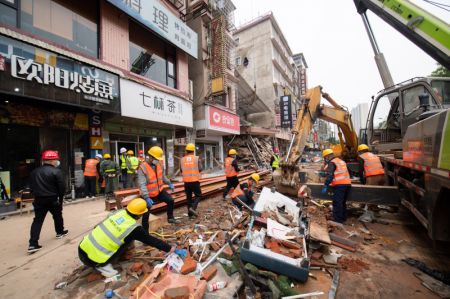 (miniature) Des secouristes sur le site de l'effondrement d'un immeuble à Changsha