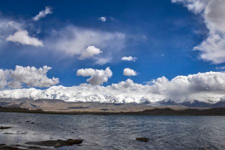 (miniature) Paysage du lac Karakul et des monts enneigés sur le plateau du Pamir