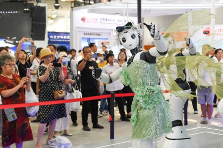 (miniature) Des visiteurs assistent à la démonstration d'un robot humanoïde durant la Foire internationale du commerce des services de Chine (CIFTIS) 2023