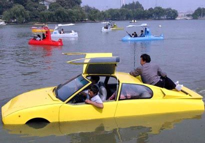 (miniature) amphibicar, voiture de sport jaune amphibie flottante