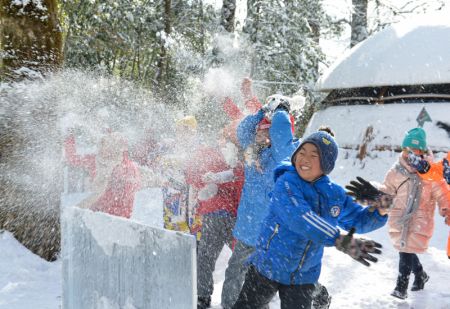 (miniature) Des élèves de l'école primaire Huchangbao s'amusent dans la neige dans un camp du Parc national des forêts de Longcanggou dans le district de Yingjing