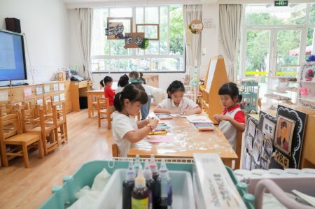 (miniature) Des enfants dessinent dans un jardin d'enfants de l'arrondissement de Xuhui