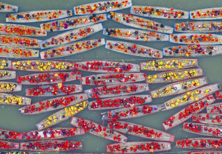 (miniature) Photo aérienne prise par drone de personnes participant à un spectacle de bateaux lors du Festival de bateaux de Qintong 2024 organisé dans le Parc national de la zone humide de Qinhu