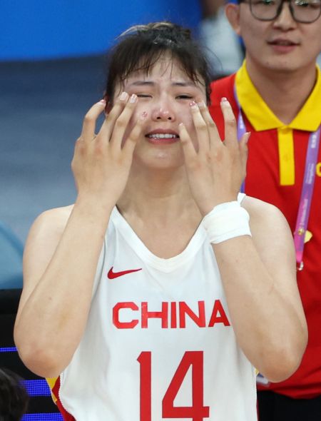 (miniature) La Chinoise Li Yueru à l'issue du match pour la médaille d'or de basket-ball féminin entre la Chine et le Japon aux 19es Jeux asiatiques