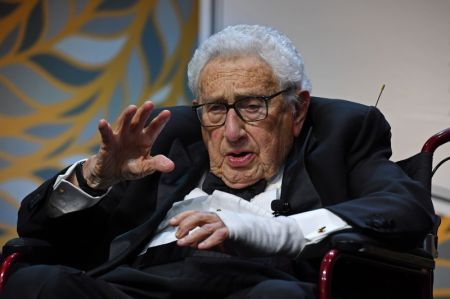 (miniature) Cette photo d'archives prise le 24 octobre 2023 montre l'ancien secrétaire d'Etat américain Henry Kissinger s'exprimant lors du dîner de gala annuel du Comité national des relations américano-chinoises à New York