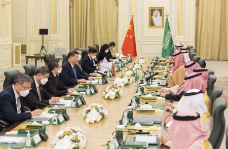 (miniature) Le président chinois Xi Jinping s'entretient avec le prince héritier et Premier ministre saoudien Mohammed ben Salmane Al-Saoud au palais royal à Riyad