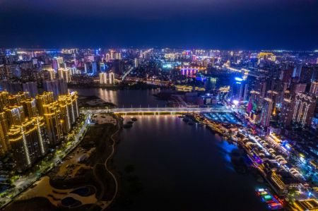 (miniature) Photo aérienne nocturne prise le 12 novembre 2022 de la rivière de Yinyuan et de ses environs à Changde