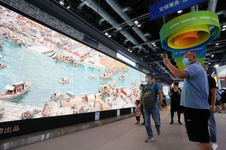 (miniature) Des visiteurs regardent une image numérique sur le Grand Canal Beijing-Hangzhou dans la zone d'exposition du Salon international du commerce des services de Chine 2020
