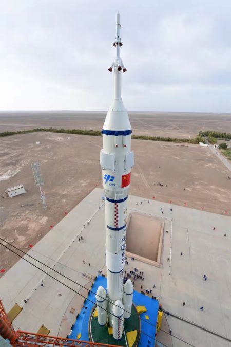 (miniature) La combinaison du vaisseau spatial habité Shenzhou-13 et d'une fusée porteuse Longue Marche-2F est transférée dans la zone de lancement du Centre de lancement de satellites de Jiuquan