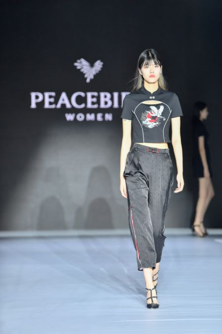 (miniature) Un mannequin présente une création lors de la Semaine de la mode de Tianjin 2021 à Tianjin